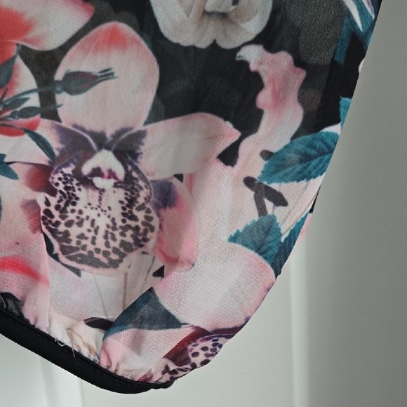 Chic Black Dress with Floral Accents - Picture 4 of 7